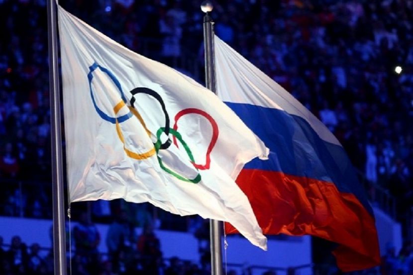 Олимпийский и российский флаги