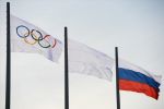 Олимпийский и российский флаги